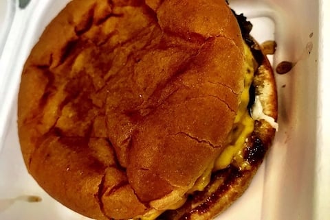 friendly-dirty-flattop-burger-a8307db0-7a344033